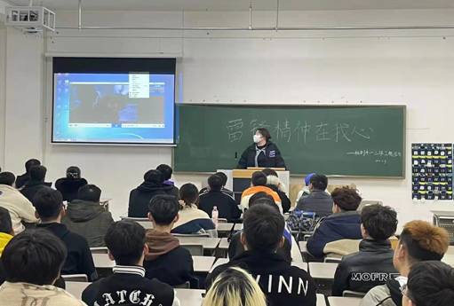 1观看雷锋电影 传承榜样力量——机电学院开展学雷锋观影活动